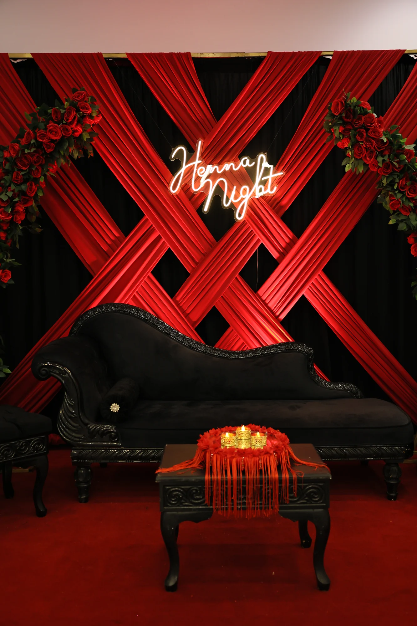 Kına tahtı, kına tepsisi ve ışıklı Henna Night fonu